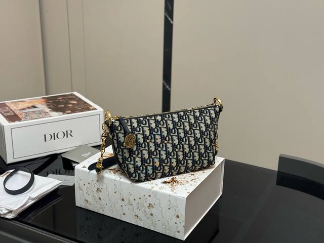 Comes with a folding box and airplane box Size: 22.15cm Dior Nomad new lunch bo