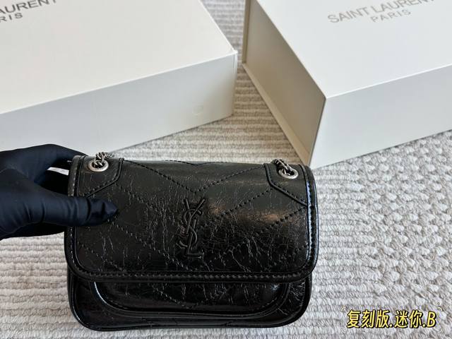 The new member of the Niki family, the Mini, is simply too cool. The bag is beau