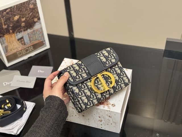 Comes with a folding box and airplane box Size: 19*14.5Cm Dior Mini Montaigne p