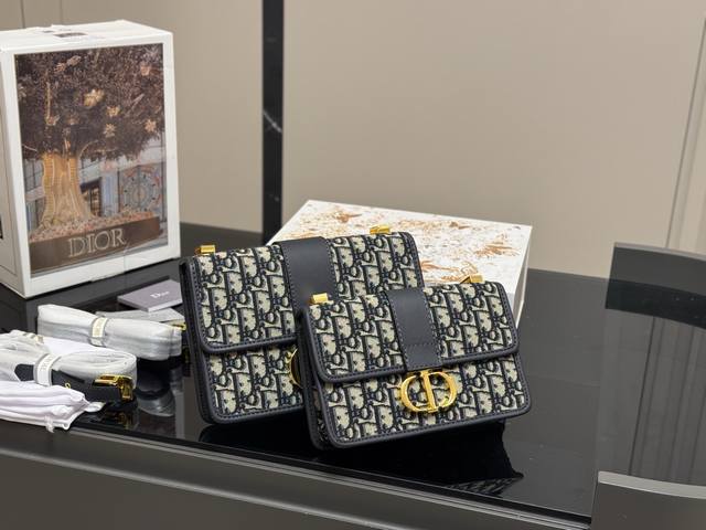 Comes with folding box airplane box Size: 24*20Cm 21*15Cm Dior Montaigne 30 Jus