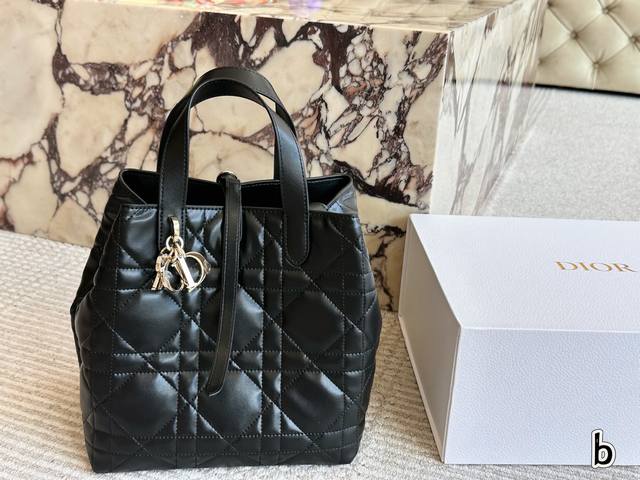 Comes with box Size: 24*21cm D's super popular Toujours shopping bag I personal