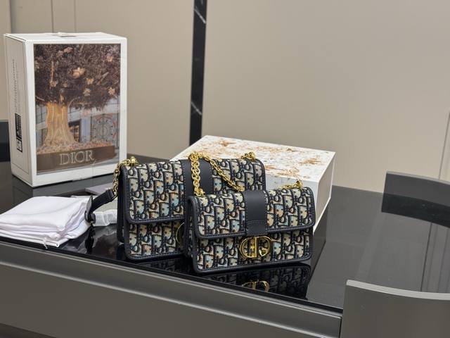 Comes with folding box airplane box Size: 24*20Cm 21*15Cm Dior Montaigne 30 Jus