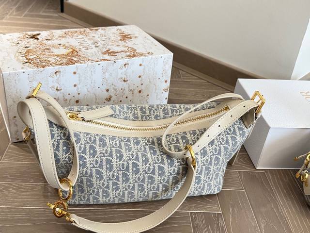 Dior's monogram bento bag exudes a casual and relaxed feel. This stylish new tak