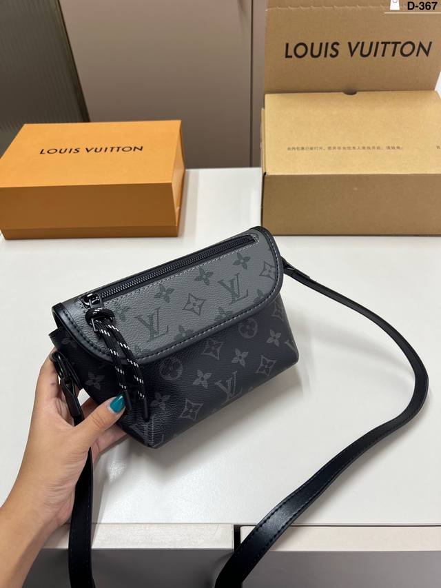 Lv Louis Vuitton shoulder bag Pulse messenger bag flap shoulder bag handsome and