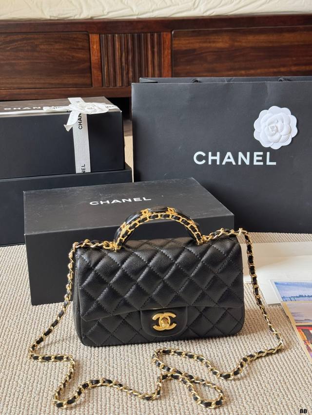 Chanel | Double-handled This pink is so delicate! The vintage-inspired hardware,