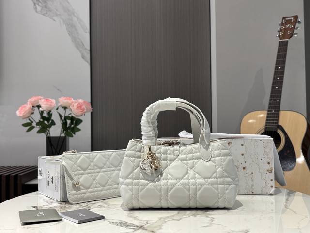 Upgraded version with box Size 24*15cm D's super popular Toujours shopping bag I