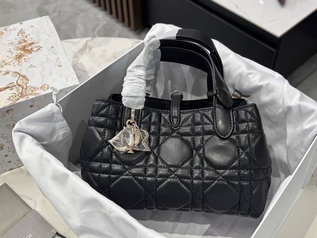 Upgraded version with box Size 24*15cm D's super popular Toujours shopping bag I