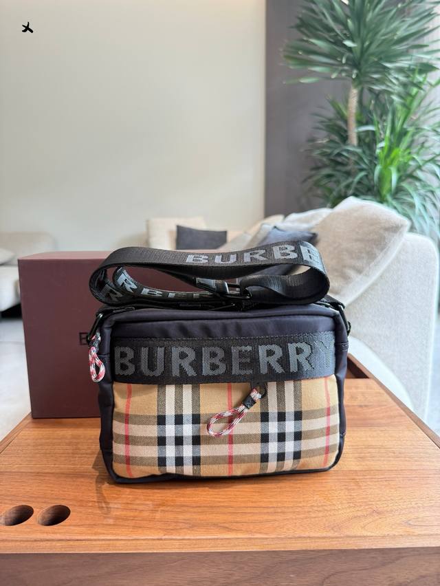 Burberry camera bag Whether it is for daily travel or playing, the capacity of t