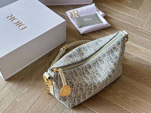 Matching boxSize: 22 bottom width * 15cm D's Nomad new lunch box bagThe Hobo lu