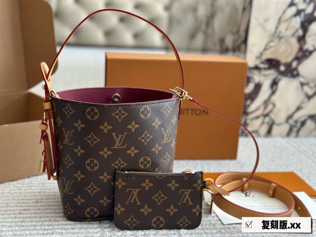 New model with box Size: 17*18cm L's new product show bucket bag In addition to