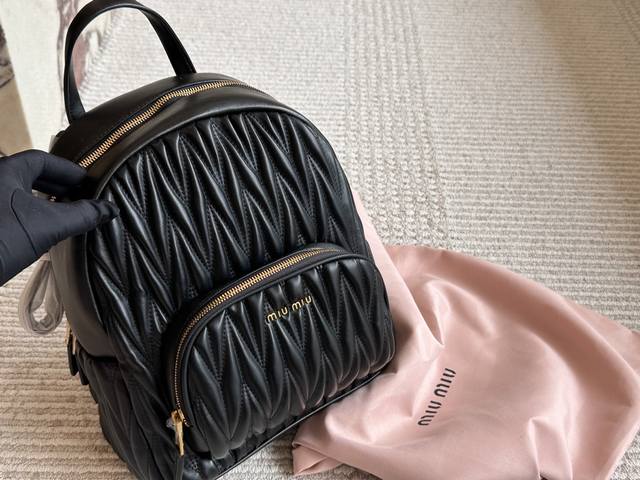 Zhang Yuanying's same Miumiu backpack is so cute This Miumiu backpack is so beau