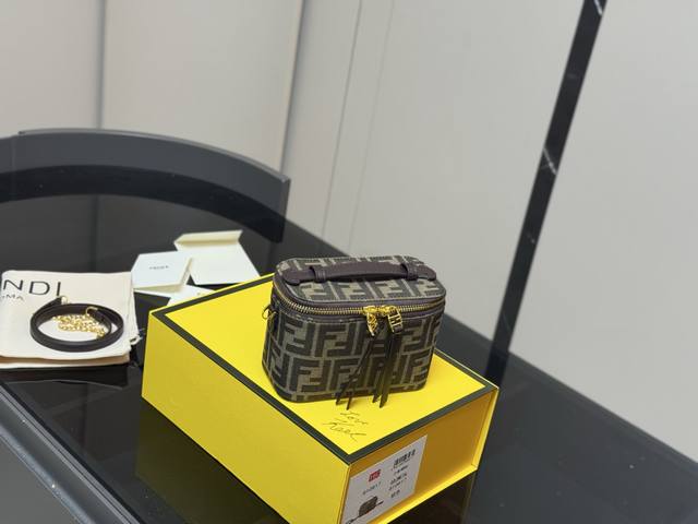 Folding box Fendi box bag Comfortable and exquisite Simple and generous yet not