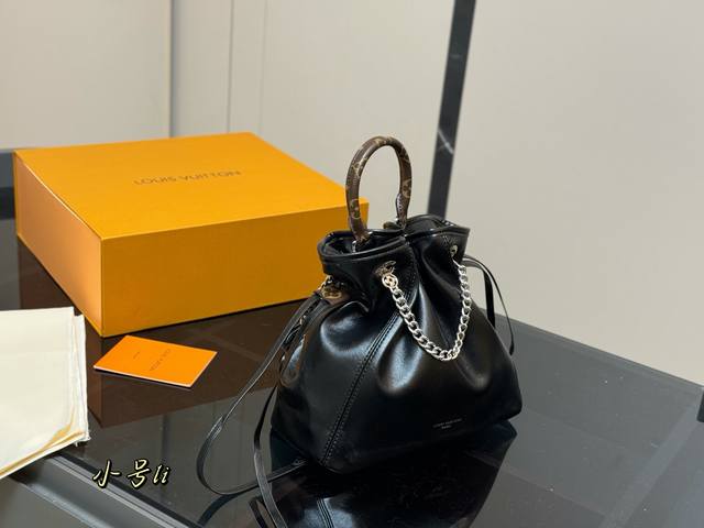 with box Lv August new product Off Duty backpack The texture is super good and