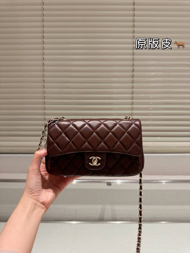 This top-quality, original lambskin Chanel 25A Cf pendant bag is so adorable! H