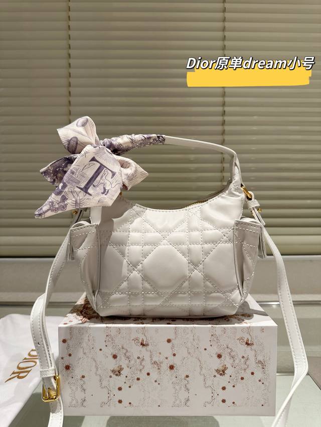Replica Dior new Shaomai bag The square Shaomai bag is more delicate than the in
