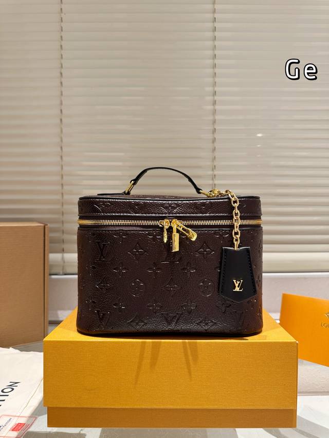 Cowhide version Lv Louis Vuitton | Nice cosmetic bag Lv's cosmetic bags are qui