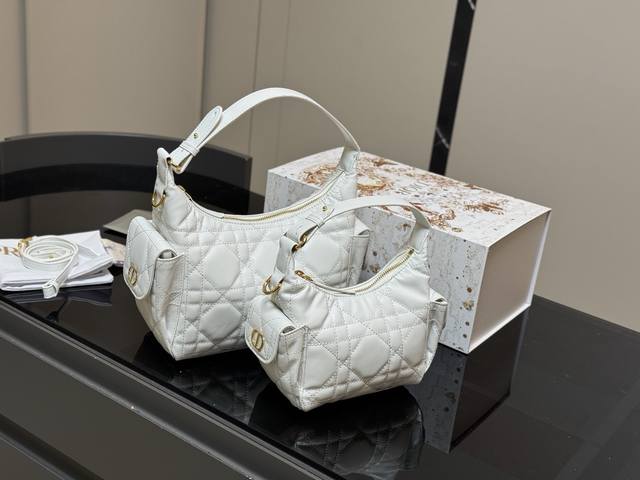 comes with a folding box Dior Dream is so amazing that I bought it after seeing