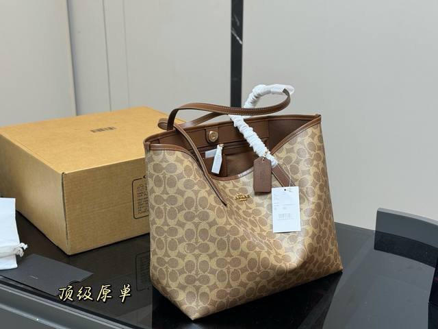 comes with a replica airplane box Size: 35*27cm Coach's new single-sided City t