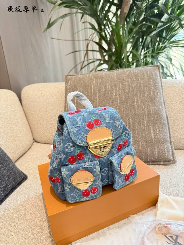 Lv Murakami's denim small backpack. DDD. I thought it would be hard to match at
