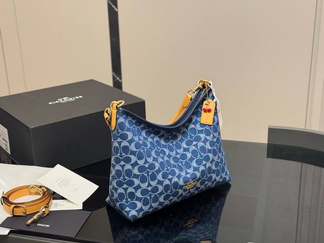 With box Size: 31*23cm Coach's new Laurel hobo bag is really beautiful underarm