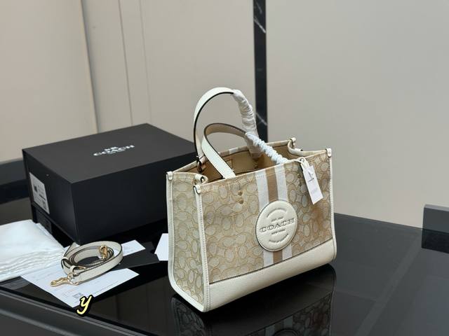 comes with a folding box Coach Field Tote Bag The texture is very high-end The
