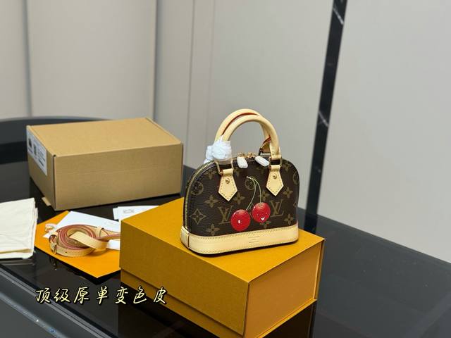 comes with a folding box and airplane box Size: 17*12cm Small Lv Alma shell bag