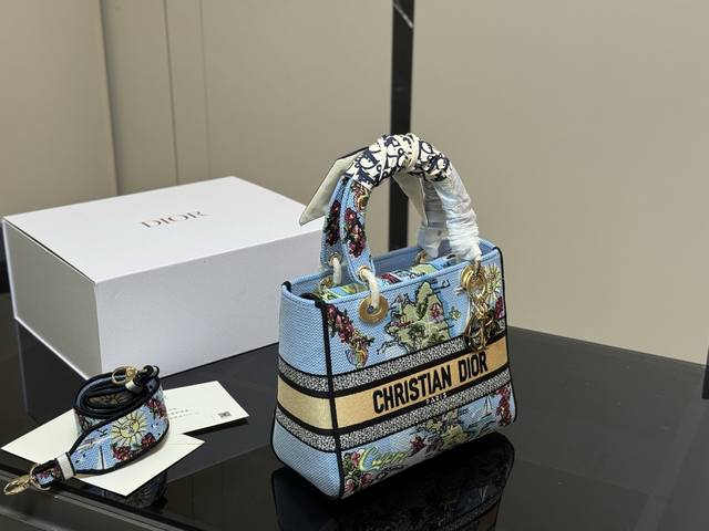 Comes with a folding box Size: 24*20cm Dior embroidered Princess Diana bag Mode