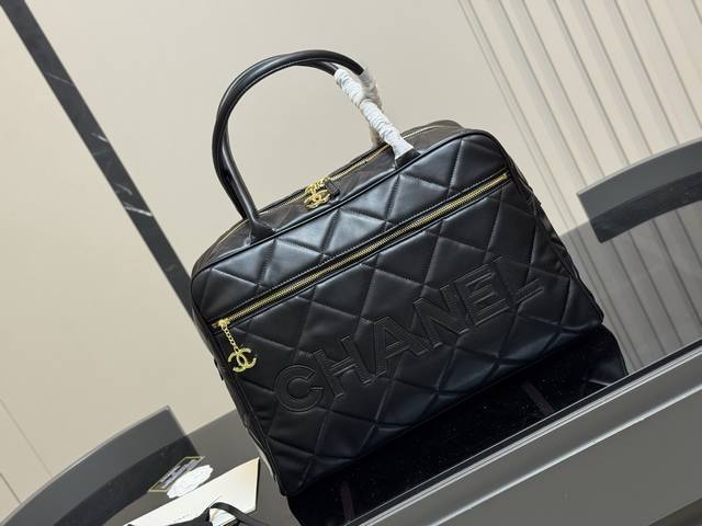 Unboxed Size: 45.30cm Vintage Chanel Bowling Bag This bowling bag is so cool! A