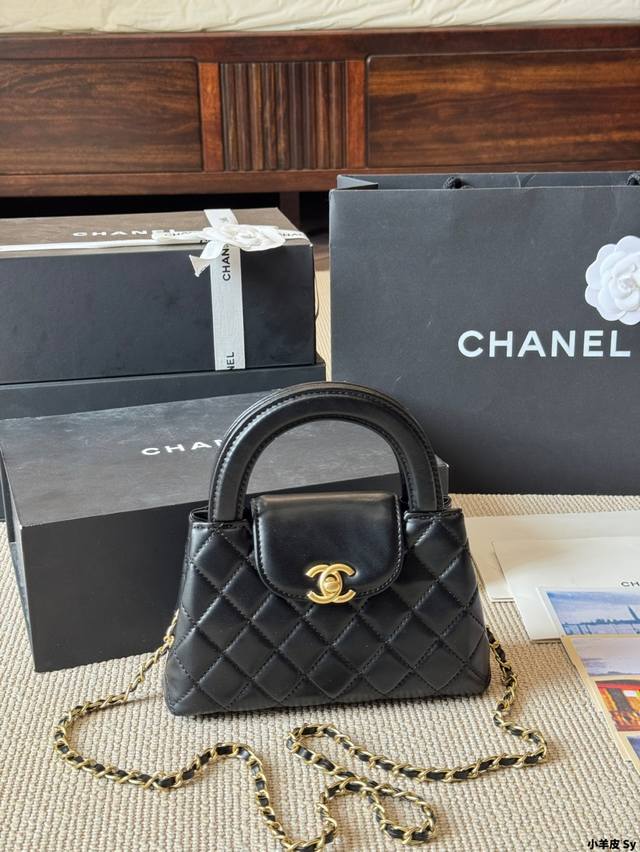 Lambskin Chanel Kelly 24P This season's "most eye-catching bag" Chanel 23K Kelly