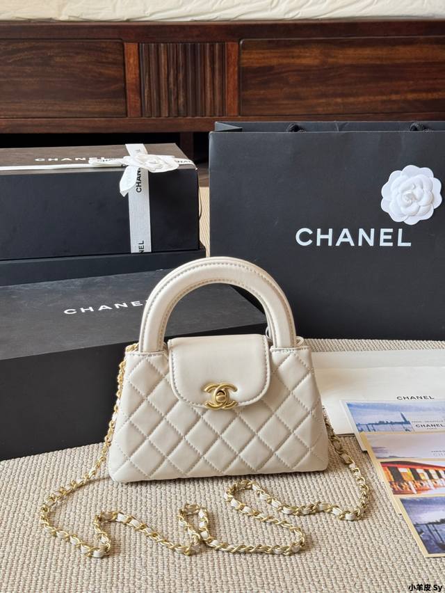Lambskin Chanel Kelly 24P This season's "most eye-catching bag" Chanel 23K Kelly