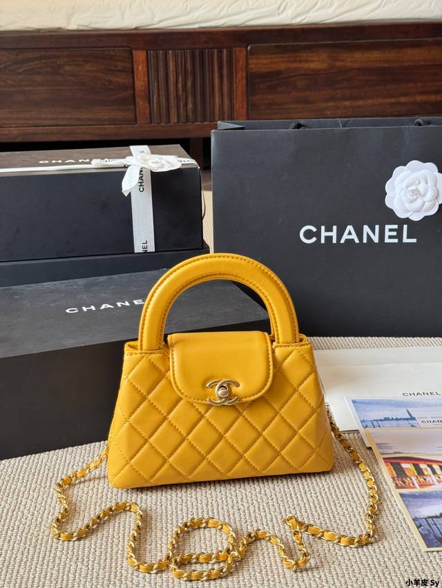 Lambskin Chanel Kelly 24P This season's "most eye-catching bag" Chanel 23K Kelly