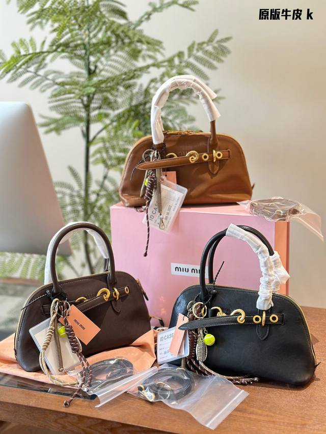 Miumiu commuter must-have shell bag This Aventure I want to praise it Size: 28*1