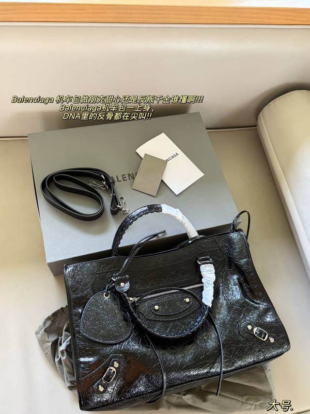 Comes with box Size: 38*24cm Balenciaga motorcycle bag is so comfortable to car