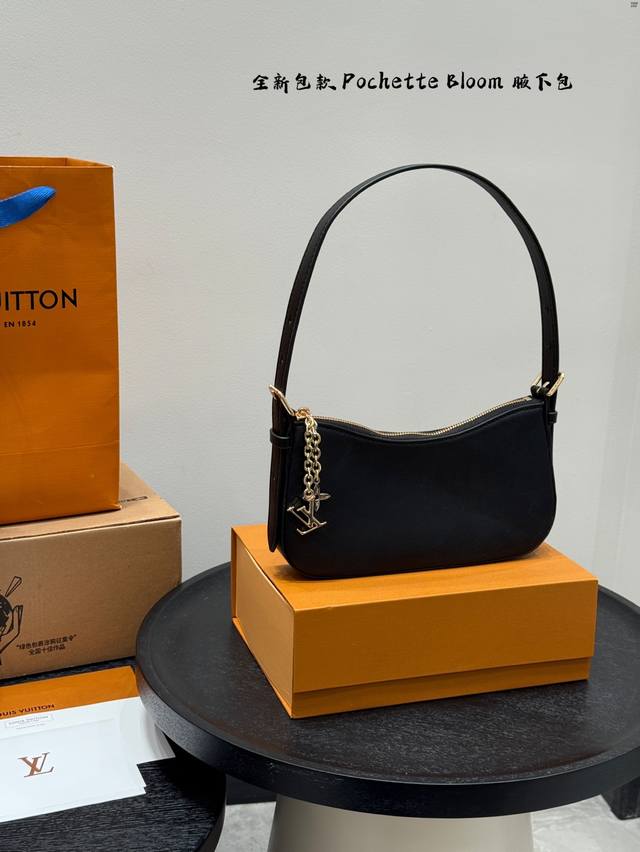 Gift box packagingCome and see this little cutie!Lv's new bag, the Pochette Bloo