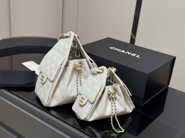 comes with a folding box Chanel 25Bag, the small size is absolutely stunning Th