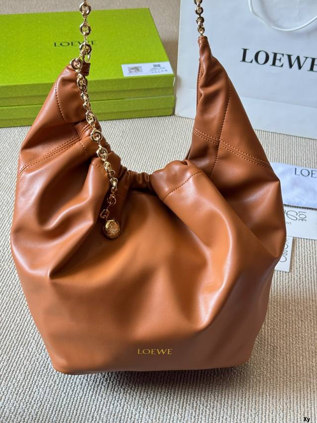 Cowhide version Loewe 25 new "trash bag" Squeeze Loewe's new Squeeze bag has a