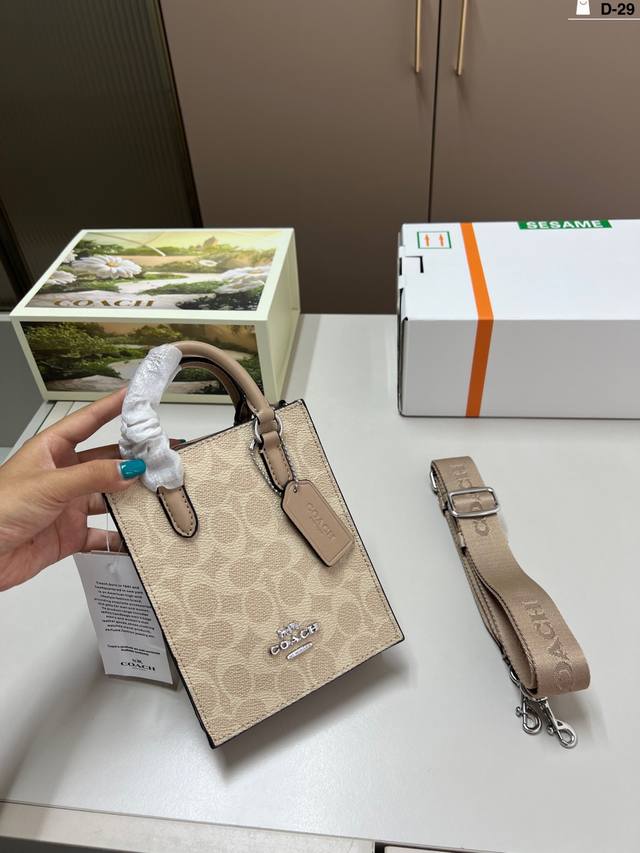 Coach Mini Music Tab Bag Versatile and Cool Fashionable and Highly Recognizable