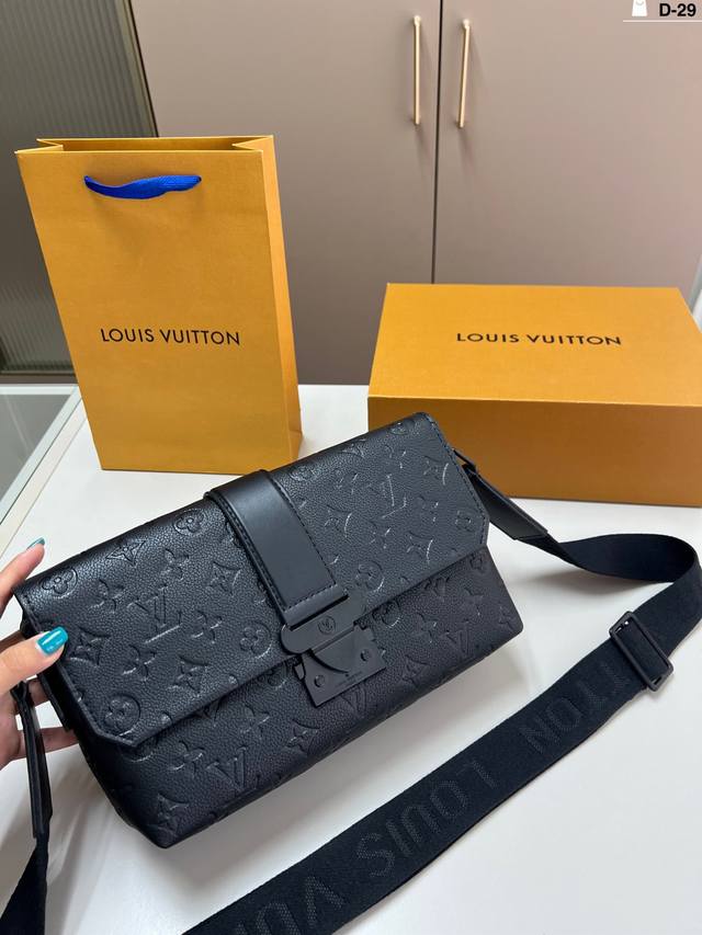 Lv Louis Vuitton's classic black warrior is a popular and versatile messenger ba