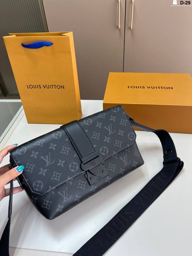 Lv Louis Vuitton's classic black warrior is a popular and versatile messenger ba