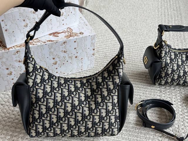 Replica Dior new Shaomai bag The square small Shaomai bag is more delicate than