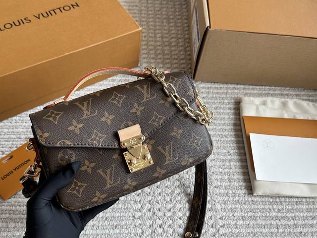 Lv Postman's Small Chain Bag DDD. The new Lv Postman bag is a classic and incred