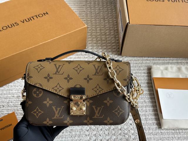 Lv Postman's Small Chain Bag DDD. The new Lv Postman bag is a classic and incred