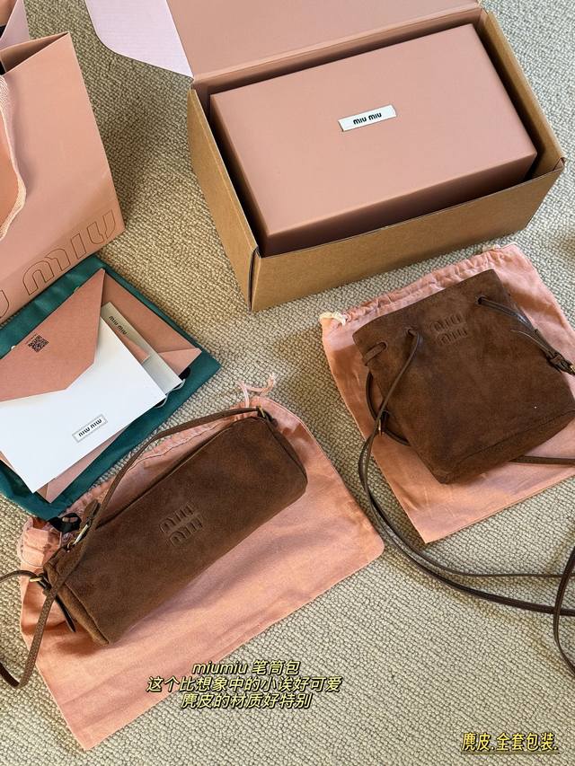 Full set packagingSize: 23*19Cm Miumiu's suede pen holder The price/performance