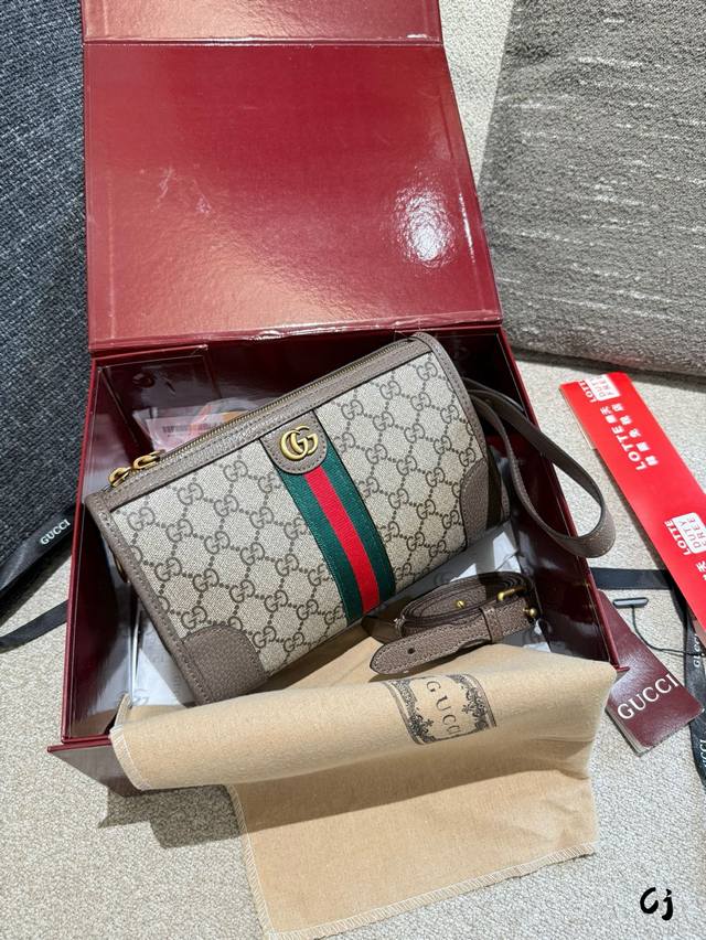 Gucci crossbody clutch bag, unisex style The design concept is to combine the br