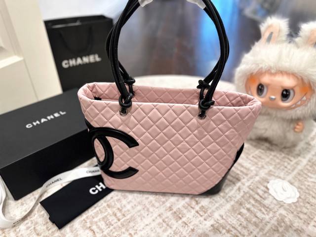 Gift box packaging Chanel is timeless and looks great on anyone carrying it. Cha