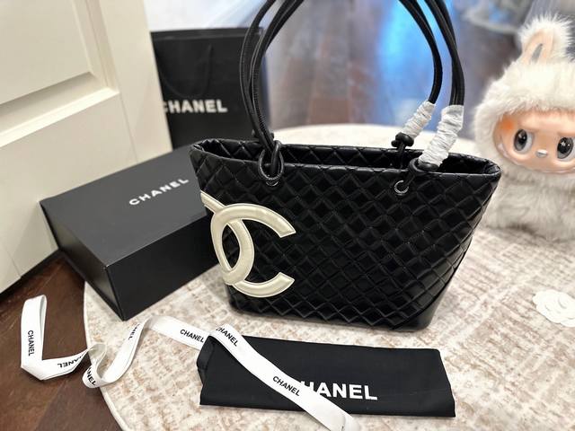 Gift box packaging Chanel is timeless and looks great on anyone carrying it. Cha