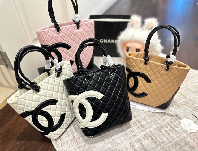 Folding gift box packaging Chanel is timeless and looks great on anyone carryin