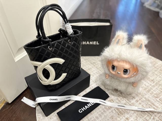 Folding gift box packaging Chanel is timeless and looks great on anyone carryin
