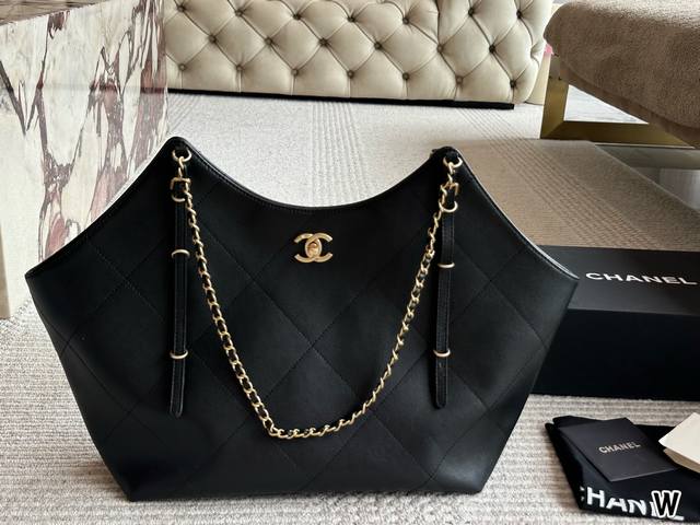 Chanel totebag can be carried for commuting, shopping, and taking the kids out.