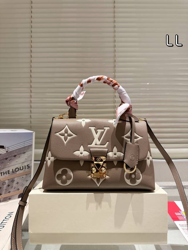 Upgraded chip versionSize: 25*16Cm Lv embossed Madeleine Bb I really like this